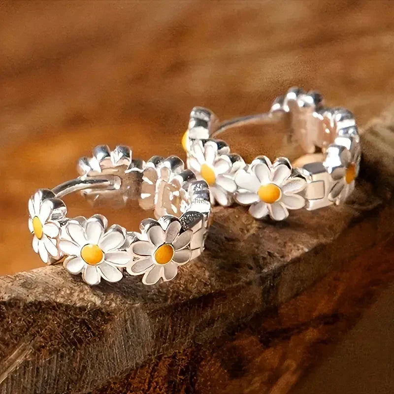 Elegante Daisy Hoepel Oorbellen | Witgoud