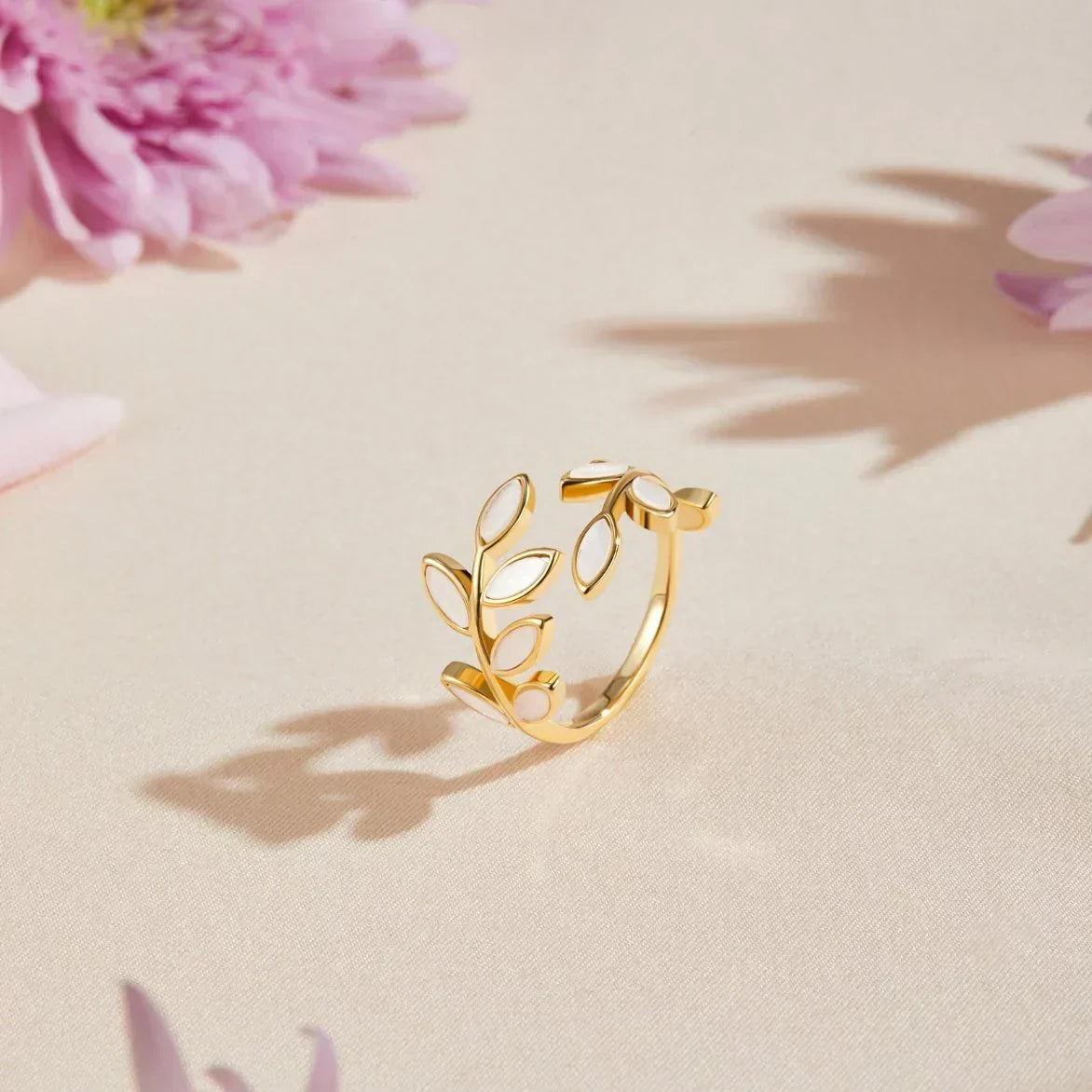 Neraya Delicate Leaf Open Ring | Goud