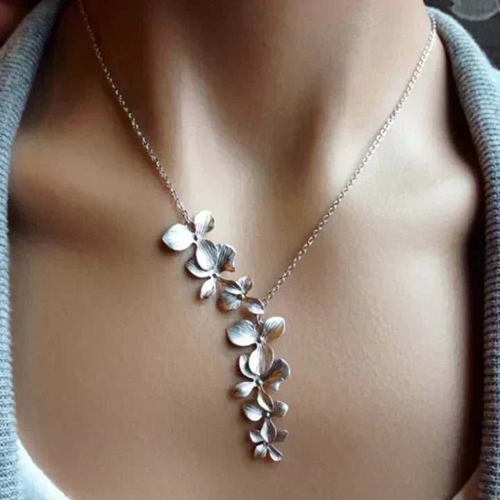 Zilveren Bloemblaadjes Charm Ketting | Witgoud
